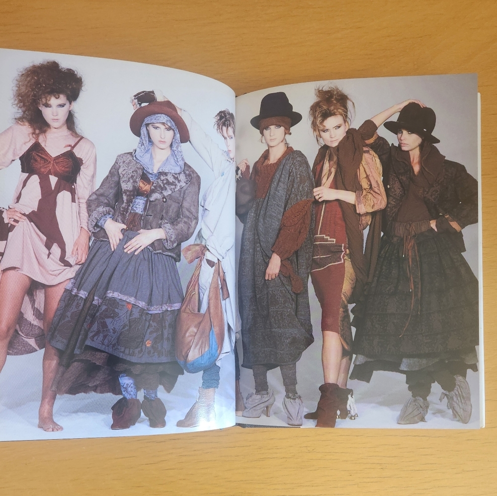 Assouline – Vivienne Westwood Universe of Fashion (1998) - Picture 9 of 16